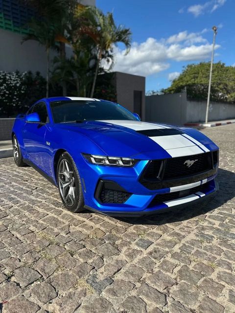 Ford Mustang na cor azul com faixas brancas, vista dianteira em três quartos (foto 1 de 20)