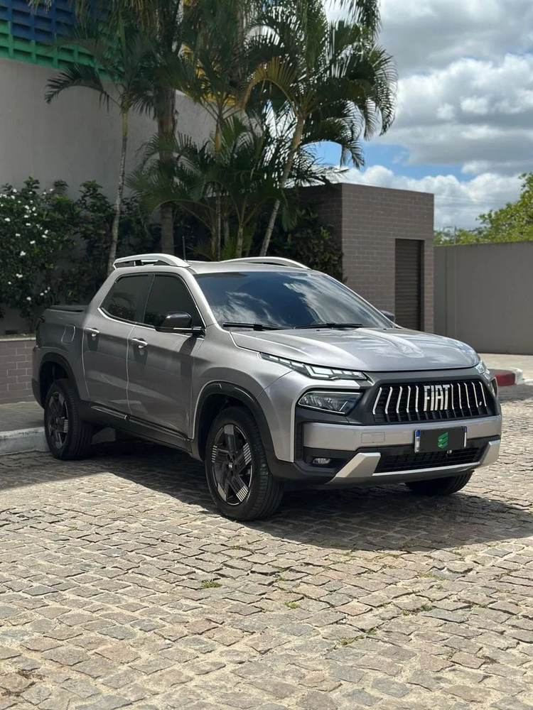Fiat Toro na cor prata, vista dianteira em três quartos