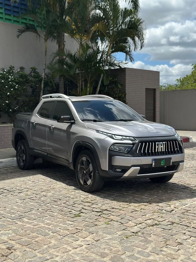 Fiat Toro na cor prata, vista dianteira em três quartos