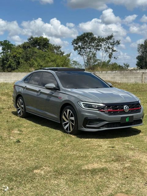 Volkswagen Jetta na cor cinza, vista dianteira em três quartos (foto 1 de 19)