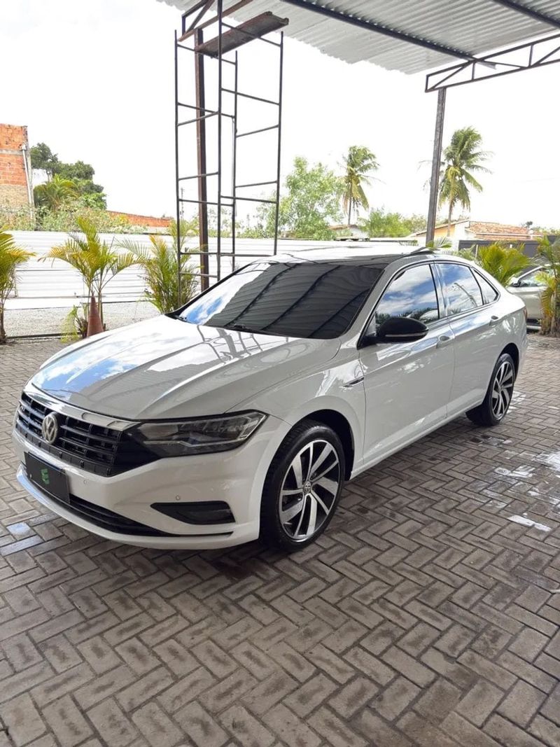 Volkswagen Jetta na cor branca, vista dianteira em três quartos
