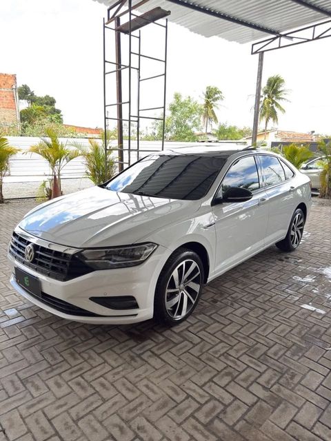 Volkswagen Jetta na cor branca, vista dianteira em três quartos (foto 1 de 13)