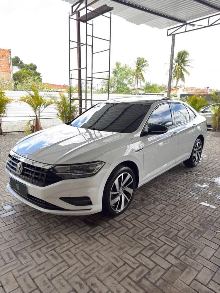 Volkswagen Jetta na cor branca, vista dianteira em três quartos
