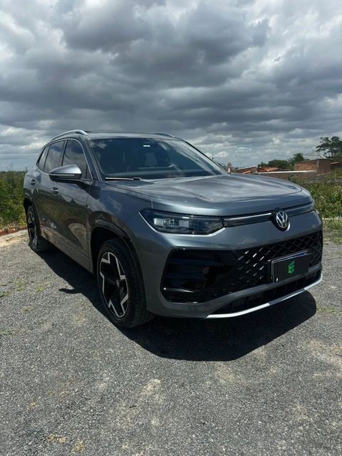 Volkswagen Tiguan na cor prata, vista dianteira em três quartos
