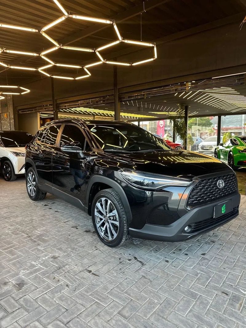 Toyota Corolla Cross na cor preta, vista dianteira em três quartos