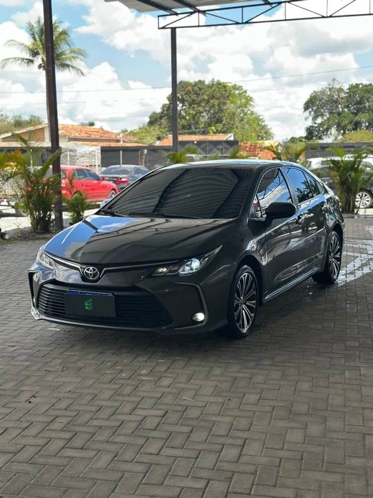 Toyota Corolla na cor cinza, vista dianteira em três quartos