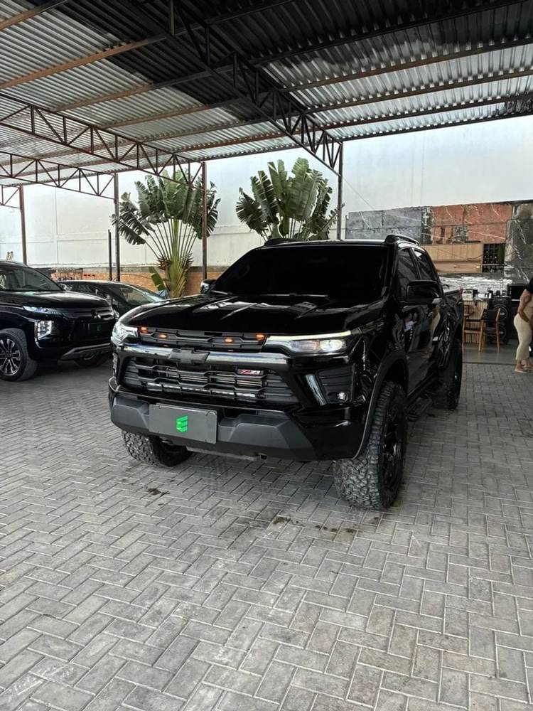 Chevrolet S10 na cor preta, vista dianteira em três quartos