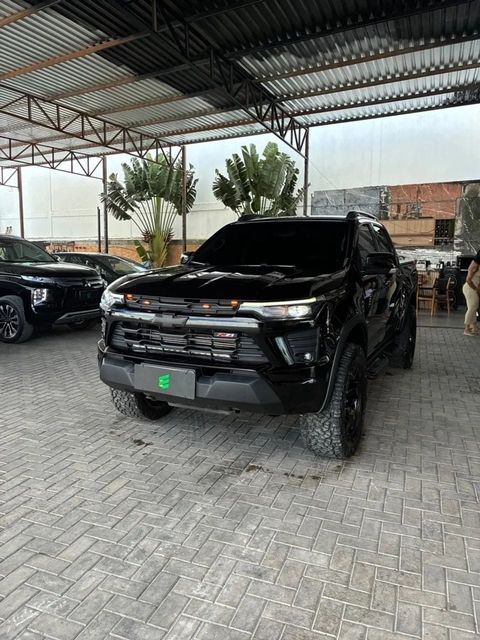 Chevrolet S10 na cor preta, vista dianteira em três quartos (foto 1 de 15)