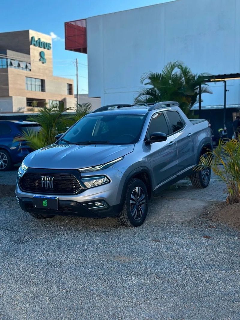 Fiat Toro na cor prata, vista dianteira em três quartos