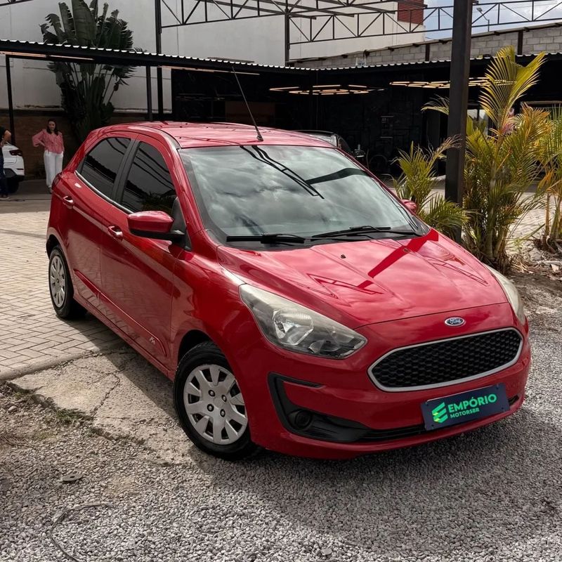 Ford Ka na cor vermelha, vista dianteira em três quartos