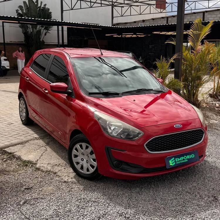 Ford Ka na cor vermelha, vista dianteira em três quartos