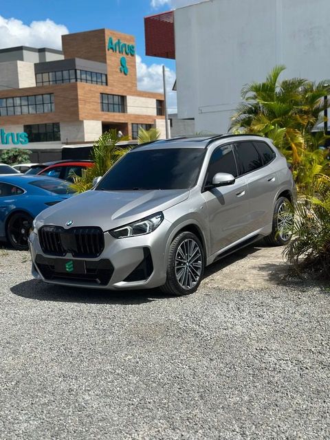BMW X1 na cor prata, vista dianteira em três quartos (foto 1 de 20)