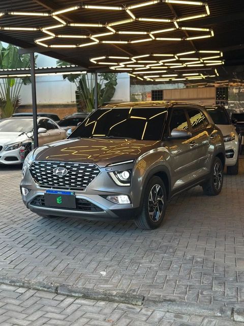 Hyundai Creta na cor prata, vista dianteira em três quartos (foto 1 de 15)