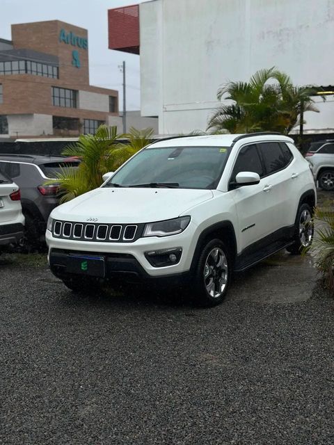Jeep Compass na cor branca, vista dianteira em três quartos (foto 1 de 16)