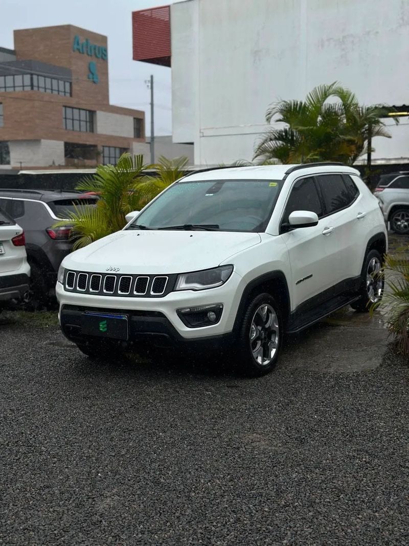 Jeep Compass na cor branca, vista dianteira em três quartos