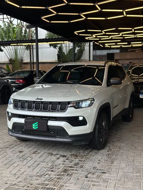Jeep Compass na cor branca, vista dianteira em três quartos (foto 1 de 15)
