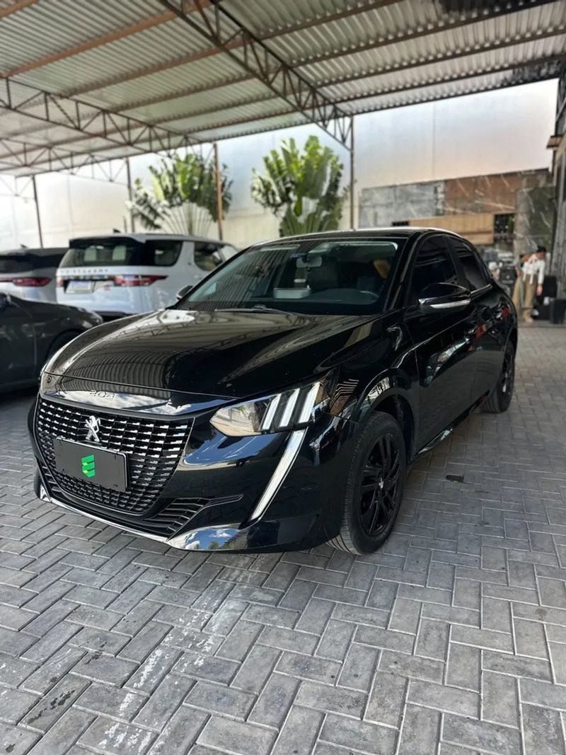 Peugeot 208 na cor preta, vista dianteira em três quartos