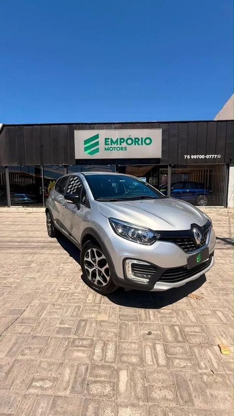 Renault Captur na cor prata, vista dianteira em três quartos
