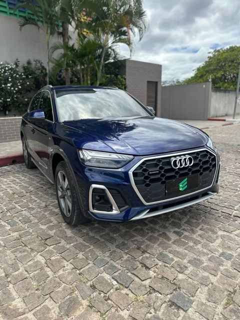 Audi Q5 na cor azul, vista dianteira em três quartos (foto 1 de 15)