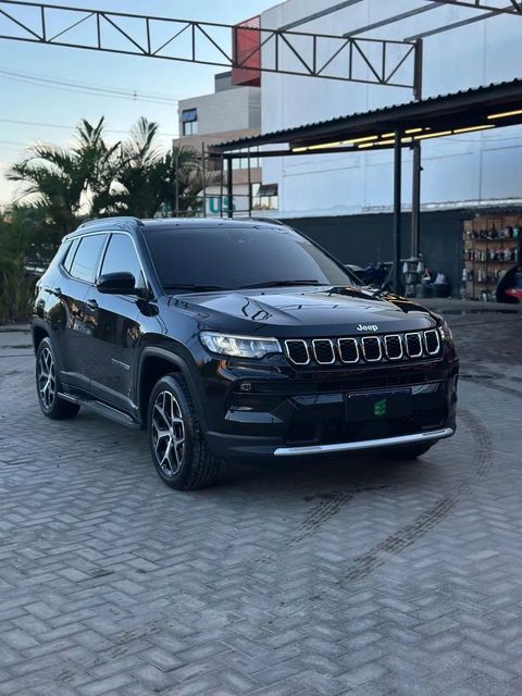 Jeep Compass na cor preta, vista dianteira em três quartos (foto 1 de 16)