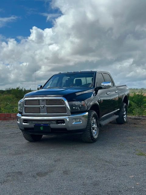 Dodge Ram 2500 na cor preta, vista dianteira em três quartos (foto 1 de 20)