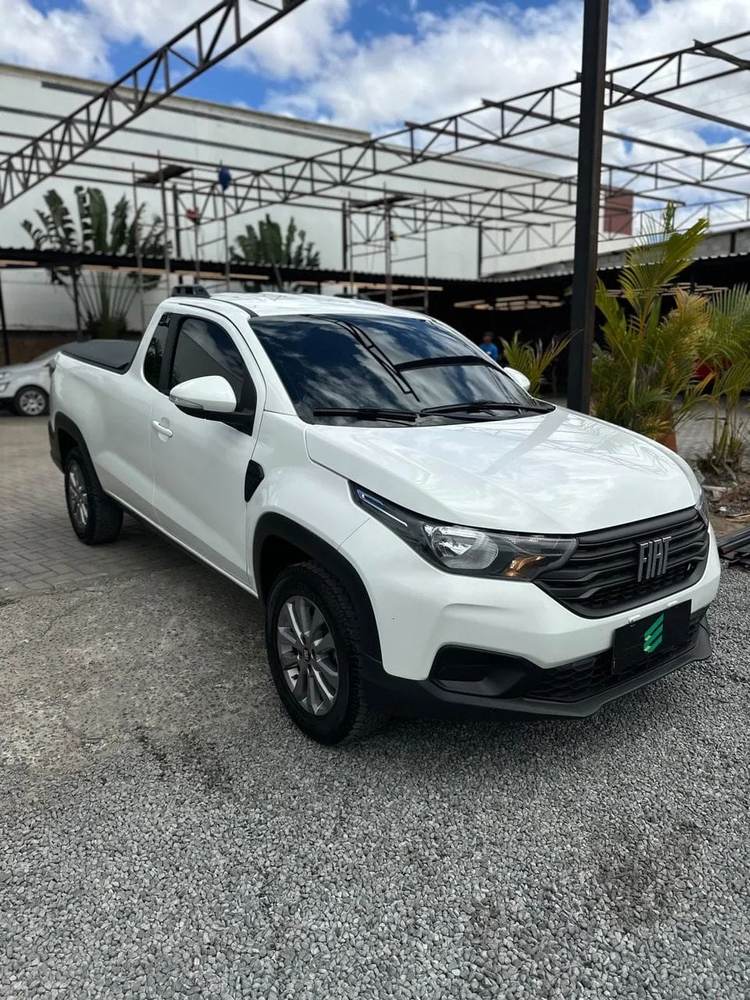 Fiat Strada na cor branca, vista dianteira em três quartos