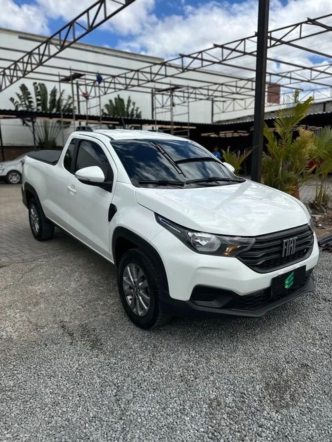 Fiat Strada na cor branca, vista dianteira em três quartos (foto 1 de 11)