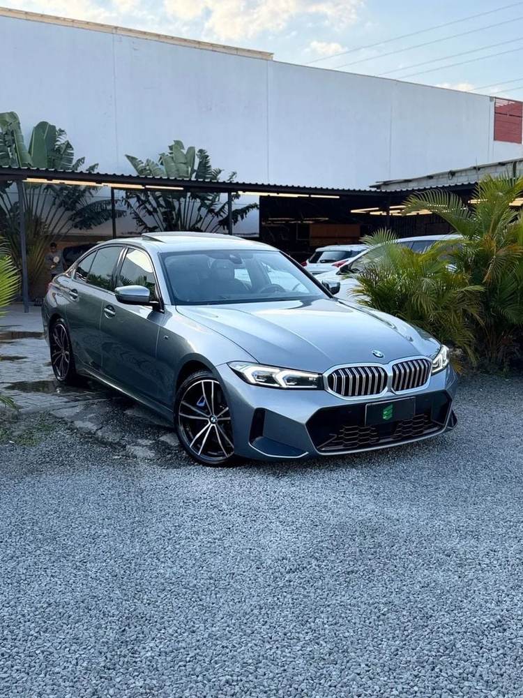 BMW 320i na cor cinza, vista dianteira em três quartos