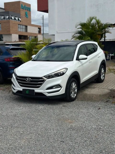 Hyundai Tucson na cor branca, vista dianteira em três quartos (foto 1 de 16)
