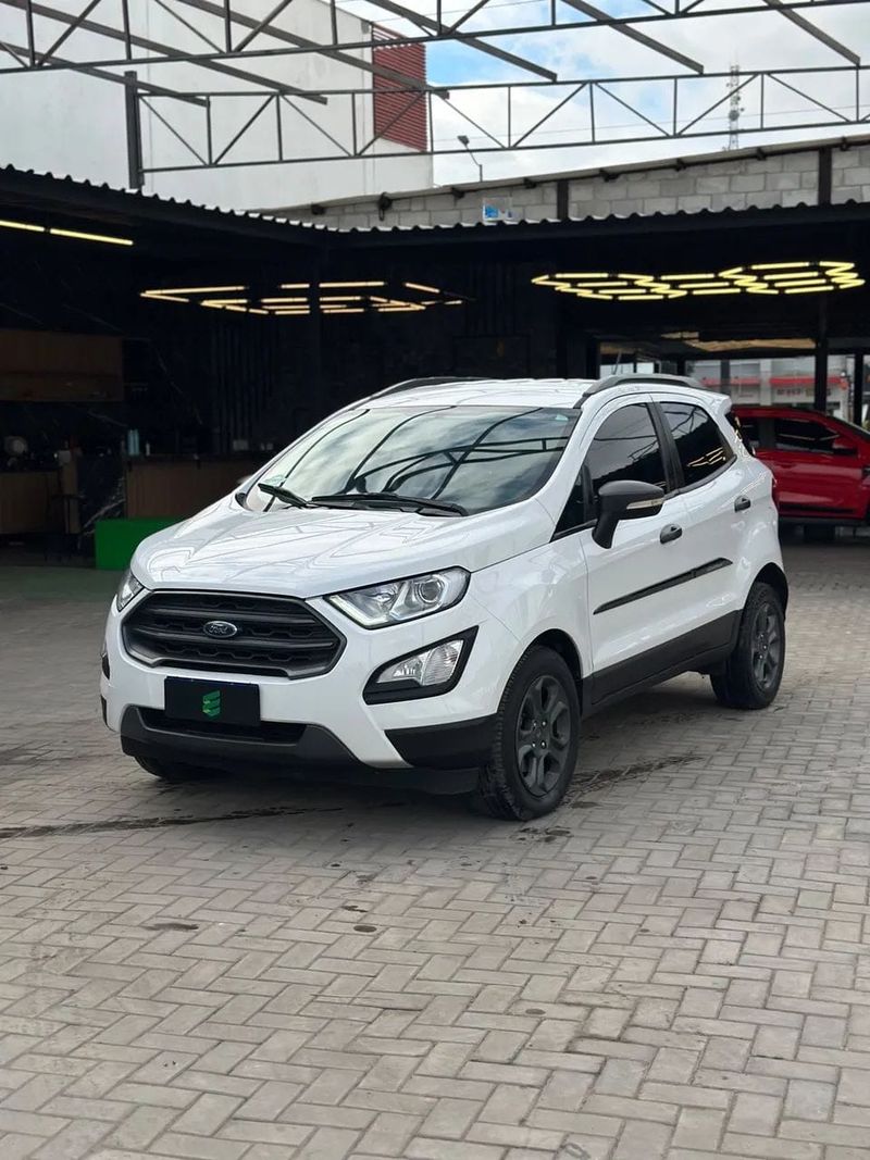 Ford EcoSport na cor branca, vista dianteira em três quartos