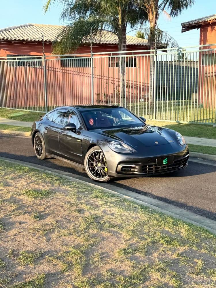 Panamera 4 E-Hybrid cinza de frente, em três quartos, no fim de tarde