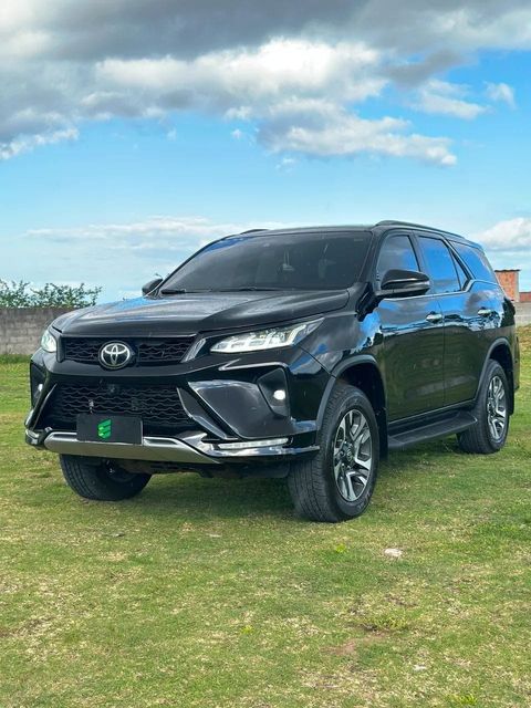 Toyota Hilux SW4 na cor preta, vista dianteira em três quartos (foto 1 de 20)