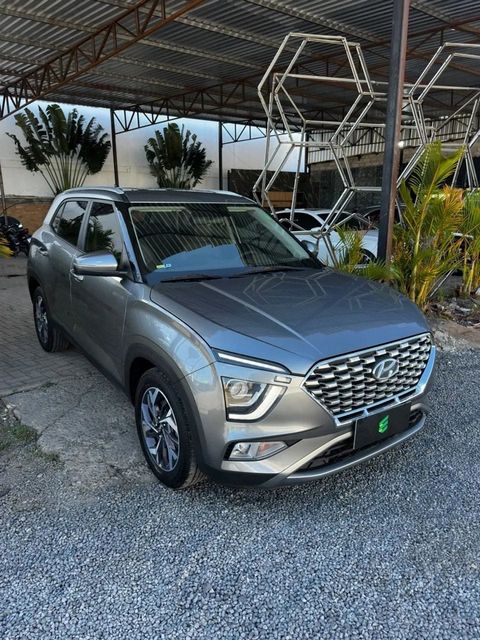 Hyundai Creta na cor cinza, vista dianteira em três quartos (foto 1 de 15)