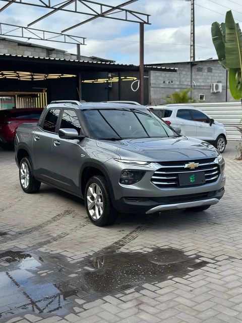 Chevrolet Montana na cor prata, vista dianteira em três quartos (foto 1 de 17)