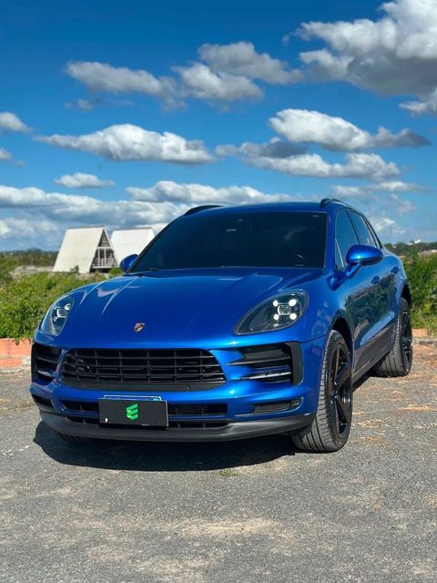 Porsche Macan na cor azul, vista dianteira em três quartos (foto 1 de 20)