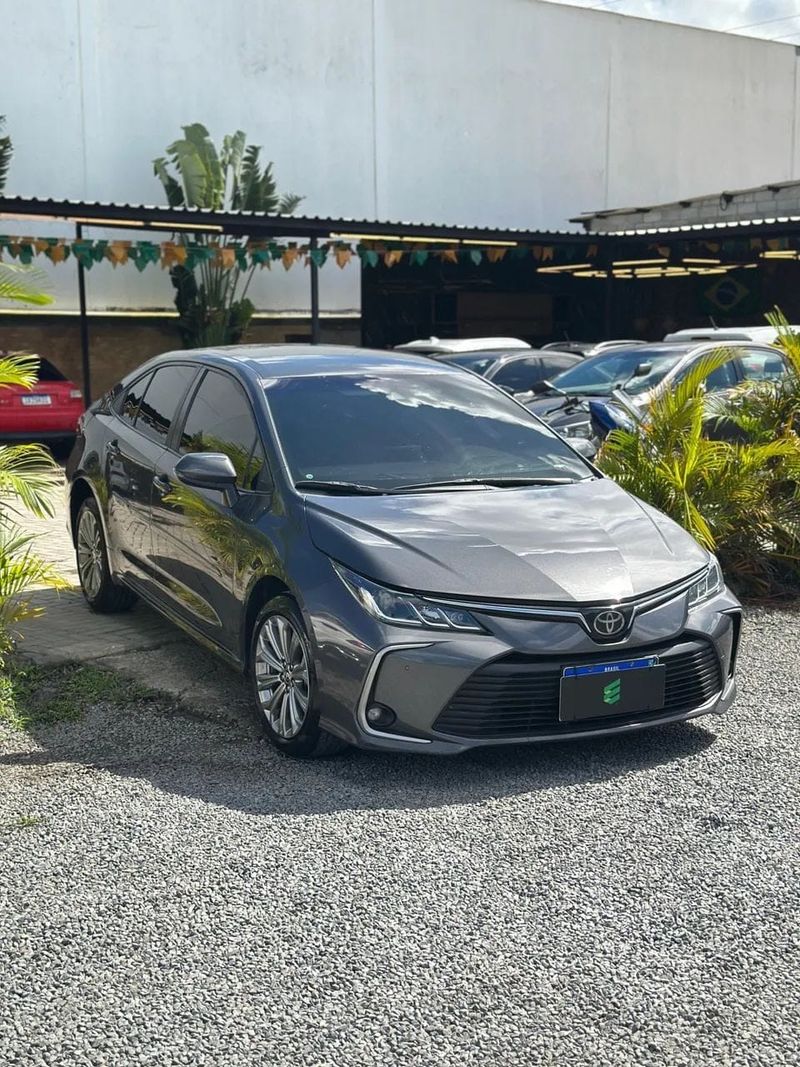 Toyota Corolla na cor cinza, vista dianteira em três quartos