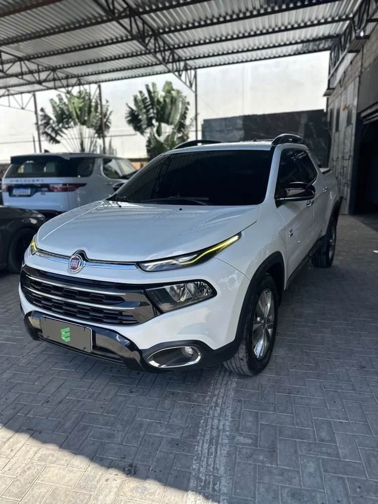 Fiat Toro na cor branca, vista dianteira em três quartos