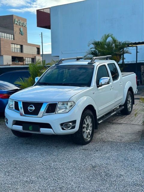 Nissan Frontier na cor branca, vista dianteira em três quartos (foto 1 de 15)