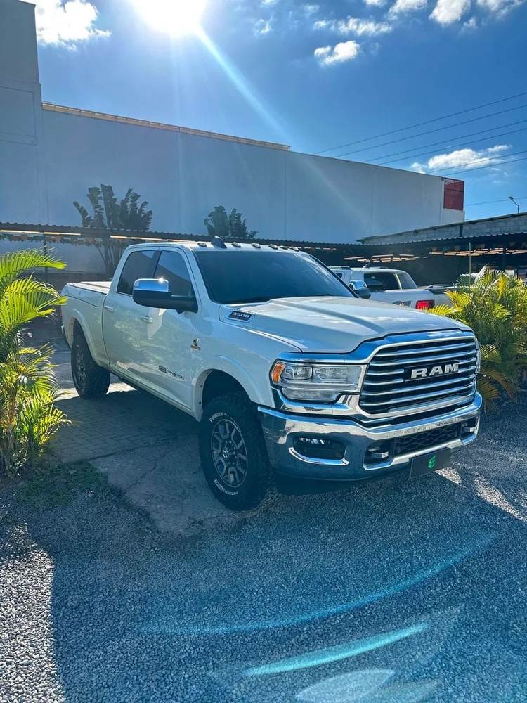Ram 3500 na cor branca, vista dianteira em três quartos
