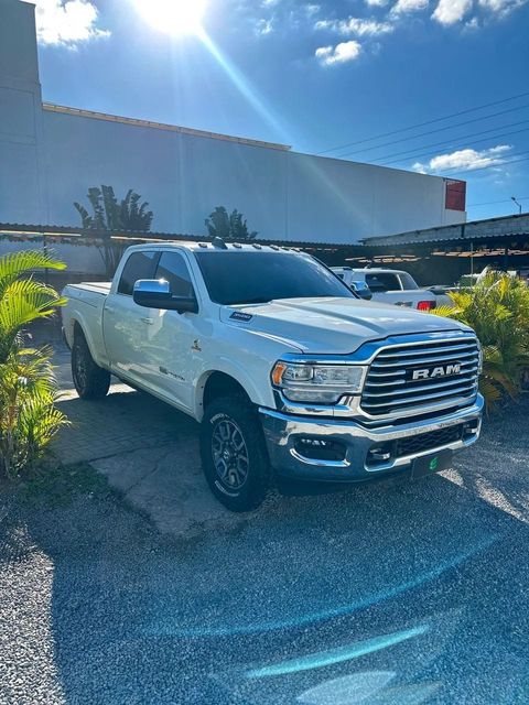 Ram 3500 na cor branca, vista dianteira em três quartos (foto 1 de 19)