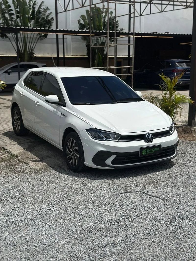 Volkswagen Polo na cor branca, vista dianteira em três quartos
