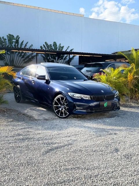 BMW 330i na cor azul, vista dianteira em três quartos (foto 1 de 18)