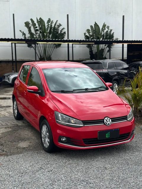 Volkswagen Fox na cor vermelha, vista dianteira em três quartos (foto 1 de 15)