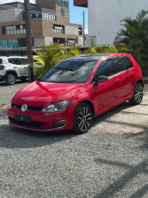 Volkswagen Golf na cor vermelha, vista dianteira em três quartos (foto 2 de 16)