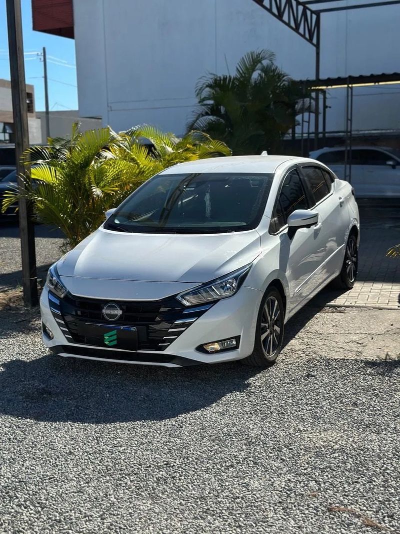 Nissan Versa na cor branca, vista dianteira em três quartos