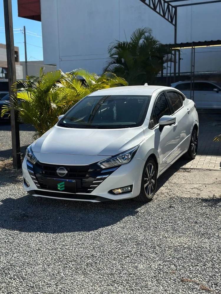 Nissan Versa na cor branca, vista dianteira em três quartos