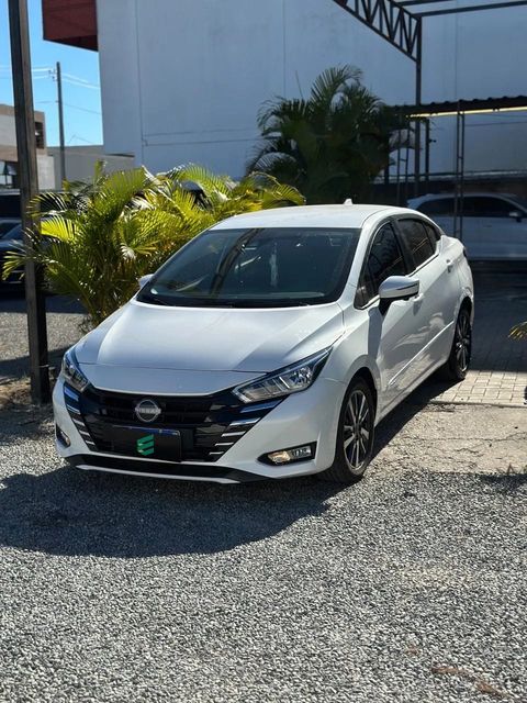 Nissan Versa na cor branca, vista dianteira em três quartos (foto 1 de 14)