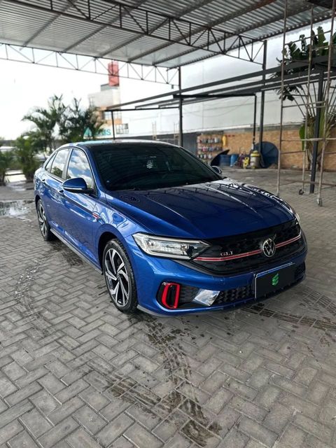 Volkswagen Jetta na cor azul, vista dianteira em três quartos (foto 1 de 15)