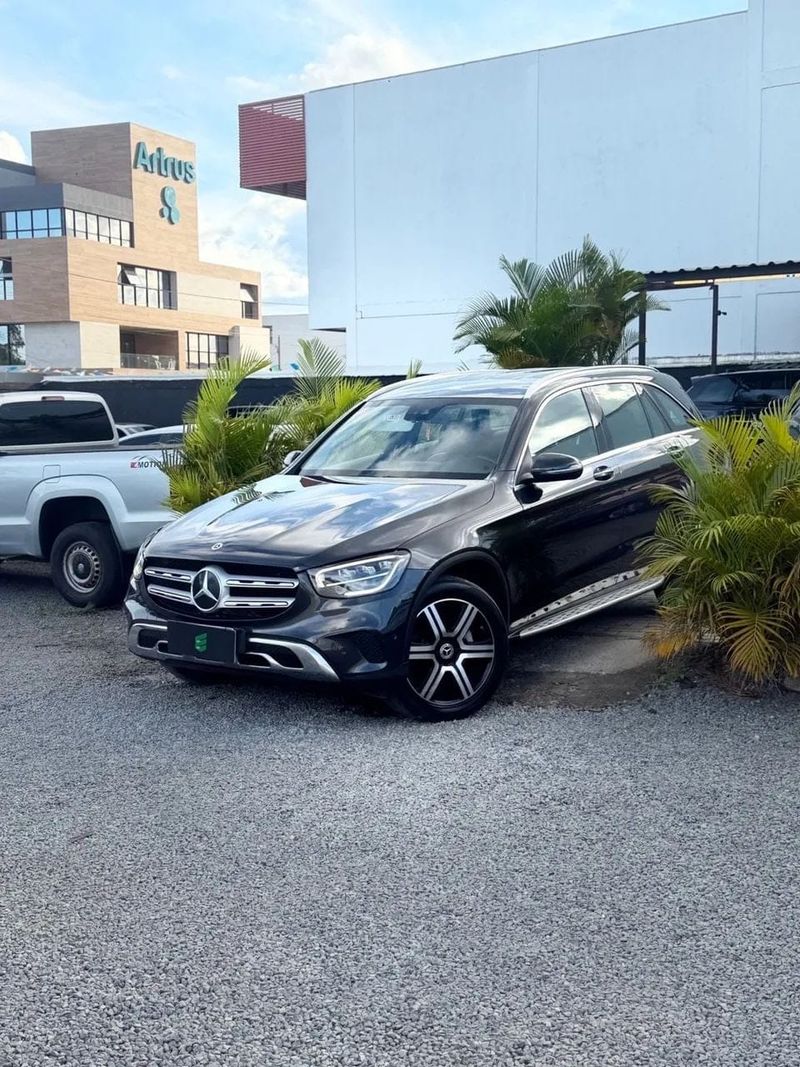 Mercedes-Benz GLC 220d na cor cinza, vista dianteira em três quartos