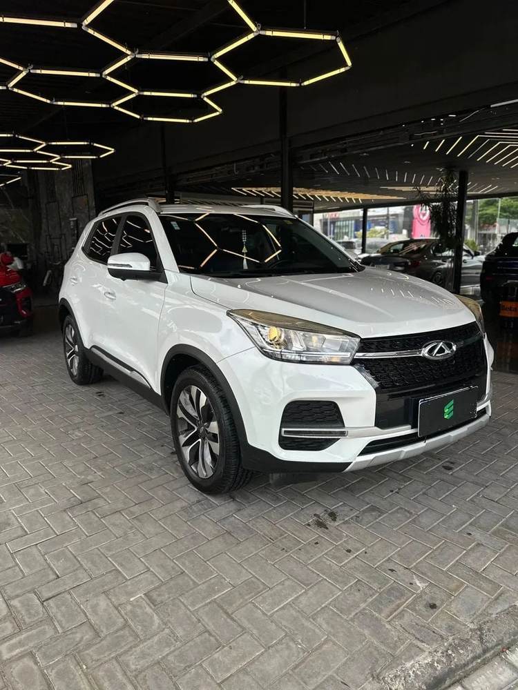Chery Tiggo 5X na cor branca, vista dianteira em três quartos